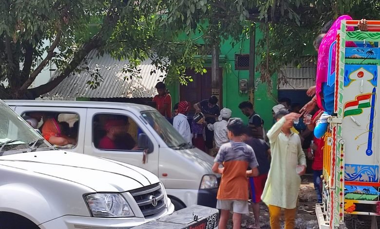 मुस्लिम समाज ने प्याऊ जल लगातार श्रद्धालुओं को पिलाया शरबत मुस्लिम समाज ने प्याऊ जल लगातार श्रद्धालुओं को पिलाया शरबत