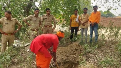 किसान नेता ने कराया पुलिस बल के साथ राष्ट्रीय पक्षी मोर का अंतिम संस्कार