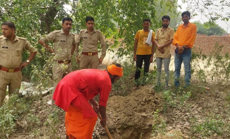 किसान नेता ने कराया पुलिस बल के साथ राष्ट्रीय पक्षी मोर का अंतिम संस्कार किसान नेता ने कराया पुलिस बल के साथ राष्ट्रीय पक्षी मोर का अंतिम संस्कार