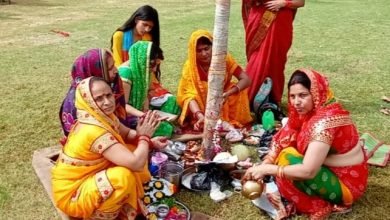 वट वृक्ष की पूजा अर्चना करती सुहागिन महिलाएं