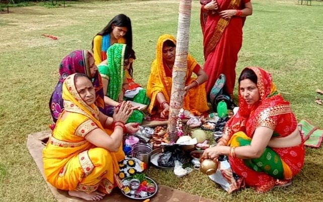 वट वृक्ष की पूजा अर्चना करती सुहागिन महिलाएं