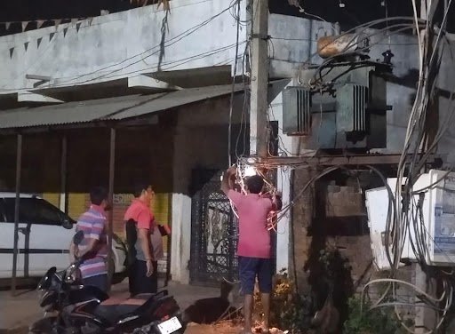 जामुल में तार टूटने पर गाँव में एक तरफ अधेरा तो दूसरी तरफ. उजाला हुआ जामुल में तार टूटने पर गाँव में एक तरफ अधेरा तो दूसरी तरफ. उजाला हुआ