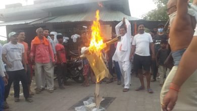 कासगंज:मछलियां मरने पर पुरोहित में आक्रोशित,चेयरमैन के खिलाफ पुतला फूंका