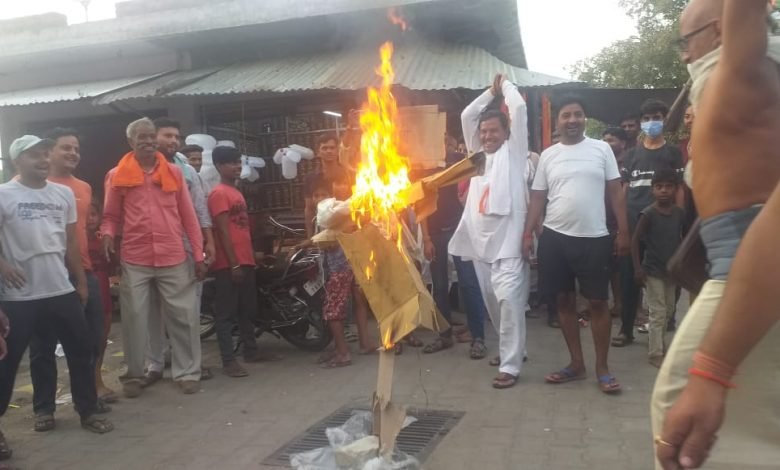 कासगंज:मछलियां मरने पर पुरोहित में आक्रोशित,चेयरमैन के खिलाफ पुतला फूंका