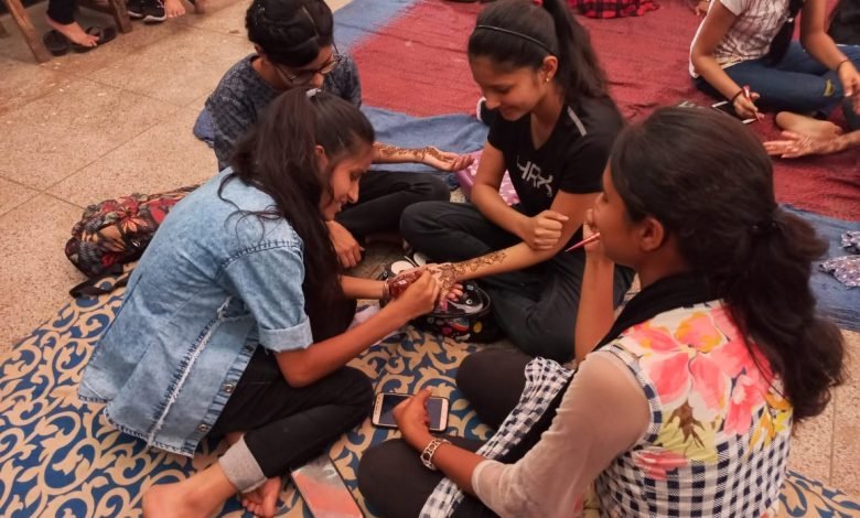 एबीवीपी के प्रशिक्षण शिविर में छठे दिन दिया गया मेहंदी एवं रंगोली का प्रशिक्षण एबीवीपी के प्रशिक्षण शिविर में छठे दिन दिया गया मेहंदी एवं रंगोली का प्रशिक्षण
