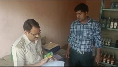 आबकारी टीम ने पटियाली व दरियावगंज में शराब की दुकानों का किया आकस्मिक निरीक्षण, मदिरा की गुणवत्ता की जांच