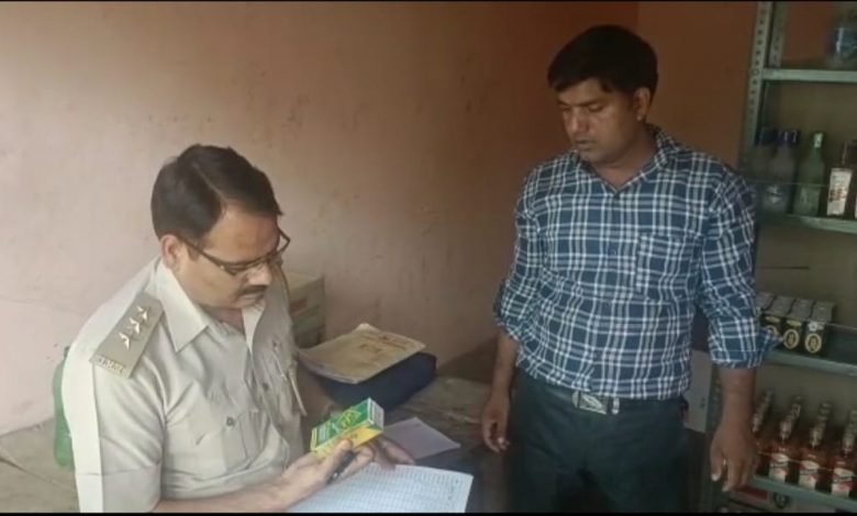 आबकारी टीम ने पटियाली व दरियावगंज में शराब की दुकानों का किया आकस्मिक निरीक्षण, मदिरा की गुणवत्ता की जांच आबकारी टीम ने पटियाली व दरियावगंज में शराब की दुकानों का किया आकस्मिक निरीक्षण, मदिरा की गुणवत्ता की जांच