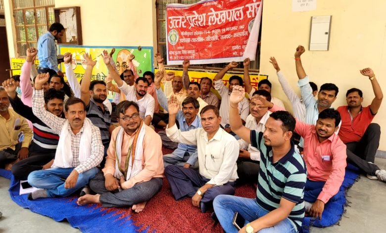 समाधान दिवस का लेखपालों ने धरना प्रदर्शन कर थाना समाधान दिवस का वहिष्कार किया समाधान दिवस का लेखपालों ने धरना प्रदर्शन कर थाना समाधान दिवस का वहिष्कार किया
