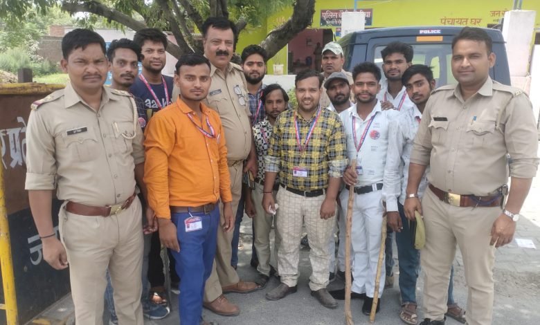 जनता सुरक्षा फाउंडेशन के कार्यकर्ताओं ने दिया सोरों पुलिस को सहयोग
