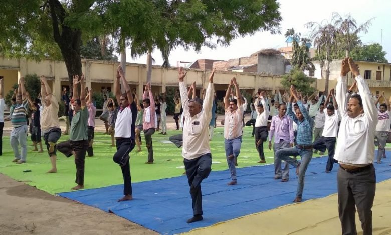 पतंजलि योग समिति ने स सैकड़ों लोगों को एक साथ कराया योगाभ्यास पतंजलि योग समिति ने स सैकड़ों लोगों को एक साथ कराया योगाभ्यास