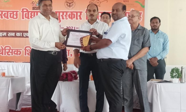 उत्तर प्रदेश: कासगंज में सर्वाधिक 67 स्कूलों को पुरस्कार वितरण किए गए पूरे प्रदेश में जनपद कासगंज में ही सबसे ज्यादा संख्या उत्तर प्रदेश: कासगंज में सर्वाधिक 67 स्कूलों को पुरस्कार वितरण किए गए पूरे प्रदेश में जनपद कासगंज में ही सबसे ज्यादा संख्या