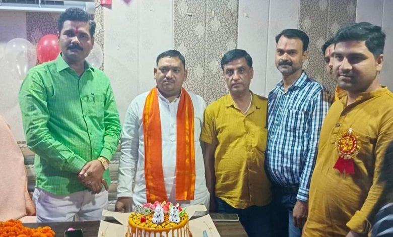 अमांपुर विधायक का धूमधाम से मनाया गया जन्मदिन अमांपुर विधायक का धूमधाम से मनाया गया जन्मदिन
