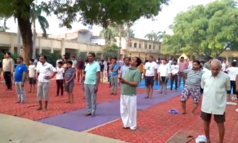 अमांपुर में धूमधाम से मना योग दिवस, बताए गए लाभ अमांपुर में धूमधाम से मना योग दिवस, बताए गए लाभ