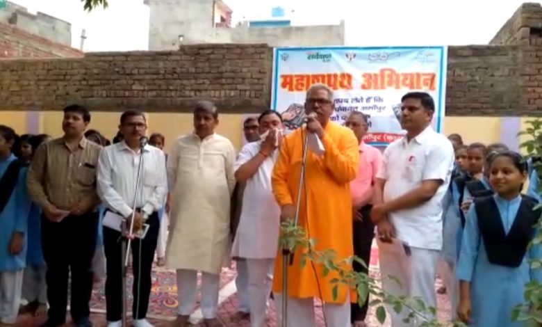अमांपुर में प्लास्टिक का प्रयोग न करने और वातावरण को स्वच्छ रखने की ली शपथ।