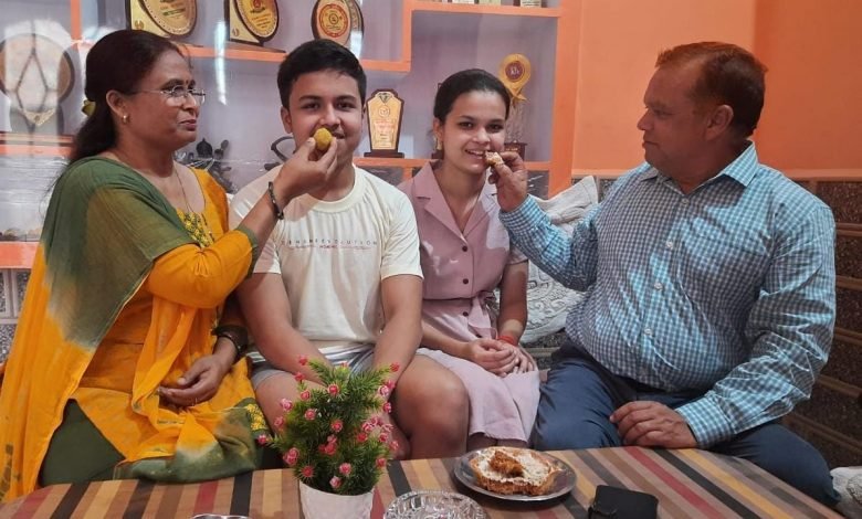 कासगंज: साइंटिस्ट व प्रशासनिक अधिकारी बन देश की सेवा करना चाहते हैं मेधावी सत्यम व तान्या,भाई-बहिन की सफलता पर परिवार में खुशियों का माहौल है। कासगंज: साइंटिस्ट व प्रशासनिक अधिकारी बन देश की सेवा करना चाहते हैं मेधावी सत्यम व तान्या,भाई-बहिन की सफलता पर परिवार में खुशियों का माहौल है।
