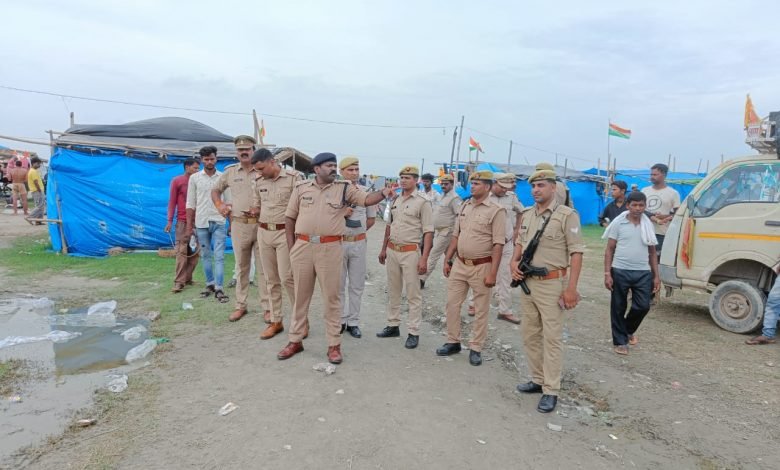 कासगंज: एसपी ने ट्रैक्टर में सवार होकर कावंड़ियों के रूट का निरिक्षण कासगंज: एसपी ने ट्रैक्टर में सवार होकर कावंड़ियों के रूट का निरिक्षण