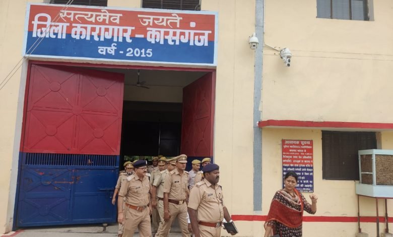 डीएम एसपी ने संयुक्त रूप से जिला कारागार का किया औचक निरीक्षण। डीएम एसपी ने संयुक्त रूप से जिला कारागार का किया औचक निरीक्षण।