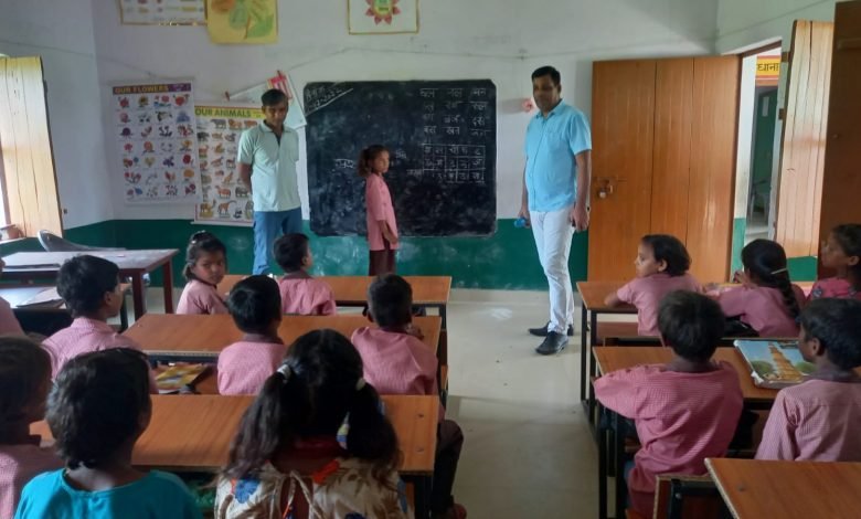 कासगंज:पटियाली उपजिलाधिकारी,तहसीलदार एवं खंड शिक्षा अधिकारी ने किया विद्यालयों का निरीक्षण कासगंज:पटियाली उपजिलाधिकारी,तहसीलदार एवं खंड शिक्षा अधिकारी ने किया विद्यालयों का निरीक्षण