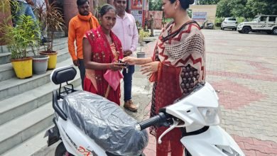कासगंज: डीएम हर्षिता माथुर ने गरीब दिव्यांग बीए की छात्रा को इलेक्ट्रिक स्कूटी भेंट की