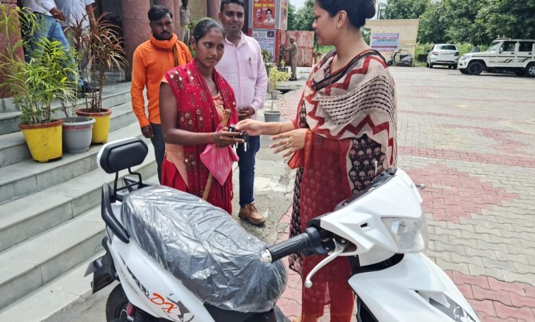 कासगंज: डीएम हर्षिता माथुर ने गरीब दिव्यांग बीए की छात्रा को इलेक्ट्रिक स्कूटी भेंट की कासगंज: डीएम हर्षिता माथुर ने गरीब दिव्यांग बीए की छात्रा को इलेक्ट्रिक स्कूटी भेंट की
