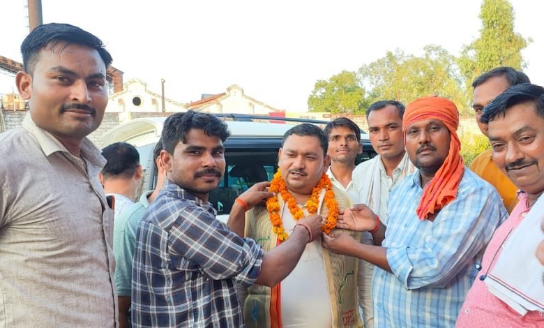 कासगंज:अमांपुर विधायक ने किया अपने क्षेत्र में भ्रमण सुनी लोगों की समस्यायें कासगंज:अमांपुर विधायक ने किया अपने क्षेत्र में भ्रमण सुनी लोगों की समस्यायें