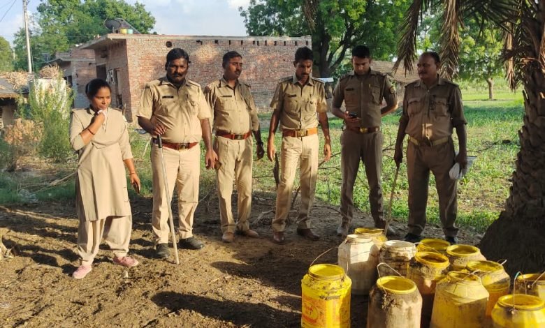 आबकारी विभाग टीम ने कच्ची शराब के ठिकानों पर छापेमारी की,कच्ची शराब बरामद की