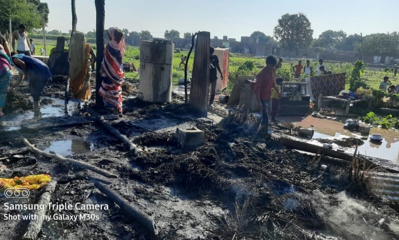 उझानी: गैंस सिलेंडर लीक होने से लगी आग हजारों का नुकसान उजड़ा गरीब का आशियाना