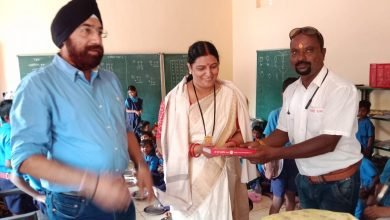 बच्चो को वितरित किया स्टेशनरी एवं मास्क