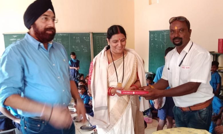 बच्चो को वितरित किया स्टेशनरी एवं मास्क बच्चो को वितरित किया स्टेशनरी एवं मास्क