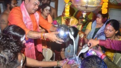 बोल बम सेवा समिति के अध्यक्ष दया सिंह, सावन के पहले सोमवार को, भाजपा पार्षदों के साथ राज राजेश्वरी मंदिर में किया पूजा अर्चना