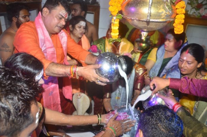 बोल बम सेवा समिति के अध्यक्ष दया सिंह, सावन के पहले सोमवार को, भाजपा पार्षदों के साथ राज राजेश्वरी मंदिर में किया पूजा अर्चना बोल बम सेवा समिति के अध्यक्ष दया सिंह, सावन के पहले सोमवार को, भाजपा पार्षदों के साथ राज राजेश्वरी मंदिर में किया पूजा अर्चना