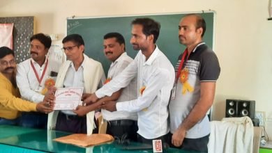 बदायूँ:आईरा टीम ने राष्टपति पुरुस्कार से सम्मानित प्रधानाध्यापक कुंवर सैन को किया सम्मानित