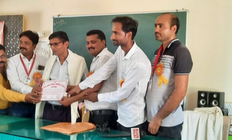 बदायूँ:आईरा टीम ने राष्टपति पुरुस्कार से सम्मानित प्रधानाध्यापक कुंवर सैन को किया सम्मानित बदायूँ:आईरा टीम ने राष्टपति पुरुस्कार से सम्मानित प्रधानाध्यापक कुंवर सैन को किया सम्मानित