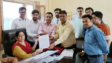 कासगंज:दवा प्रतिनिधियों ने सहायक श्रम आयुक्त को सौंपा मांगों का ज्ञापन