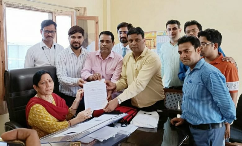कासगंज:दवा प्रतिनिधियों ने सहायक श्रम आयुक्त को सौंपा मांगों का ज्ञापन