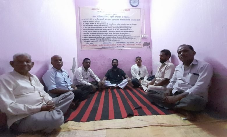 आजाद समाज सेवा समित ने सरकारी राशन डीलरों पर कार्यवाही की माँग, यूनिट रिकॉर्ड विभाग को सौपें