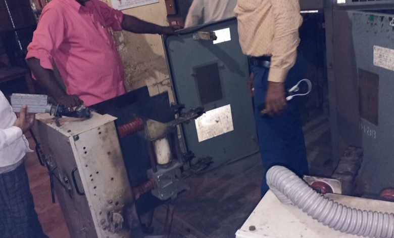 बिनावर बिजली घर पर जर्जर हो चुकी मशीनों के कारण क्षेत्र में बनी रहती है बिजली की किल्लत बिनावर बिजली घर पर जर्जर हो चुकी मशीनों के कारण क्षेत्र में बनी रहती है बिजली की किल्लत