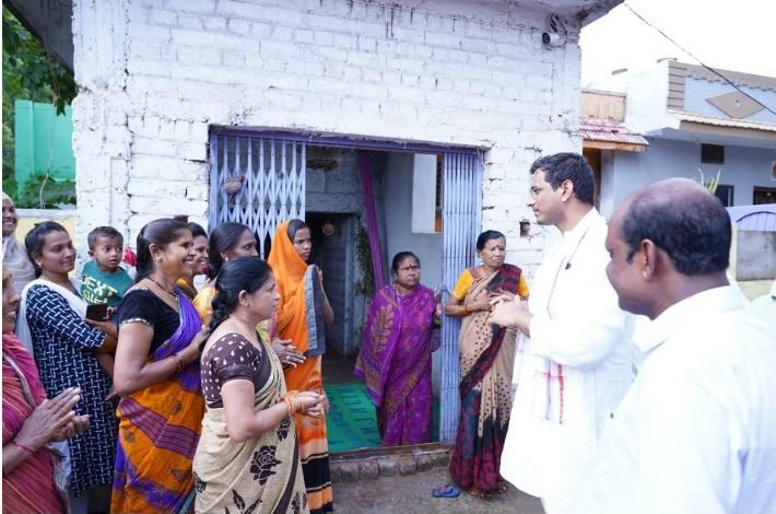 भिलाई: देवेंद्र यादव पहले ऐसे विधायक है, जो हर घर जाकर पूछ रहे समस्या और कर रहे सभी का निदान…. भिलाई: देवेंद्र यादव पहले ऐसे विधायक है, जो हर घर जाकर पूछ रहे समस्या और कर रहे सभी का निदान….