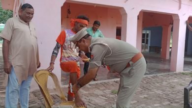 बदायूं: थानाध्यक्ष वजीरगंज ने कांवडियों के पैरों को हाथों से दबाया और फल जलपान वितरित किया