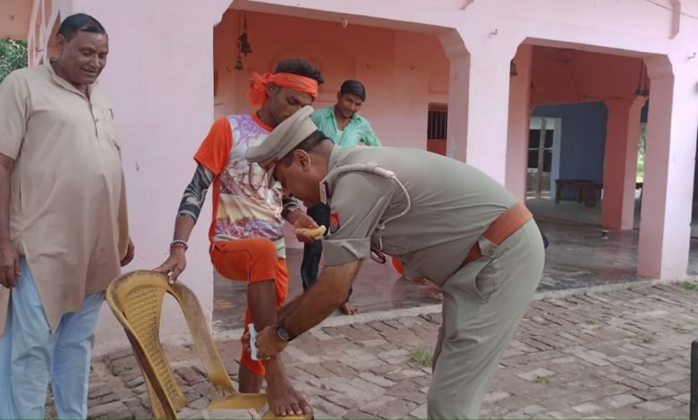बदायूं: थानाध्यक्ष वजीरगंज ने कांवडियों के पैरों को हाथों से दबाया और फल जलपान वितरित किया