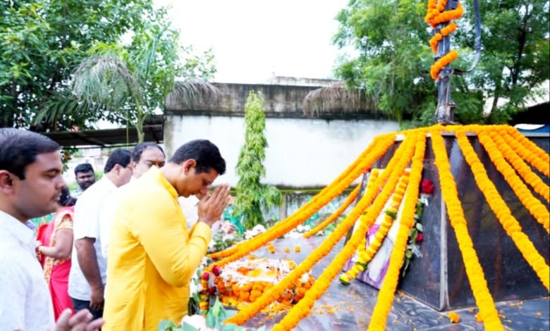 भिलाई: शहीद कौशल यादव को विधायक देवेंद्र ने दी श्रद्धाजंलि…. भिलाई: शहीद कौशल यादव को विधायक देवेंद्र ने दी श्रद्धाजंलि….