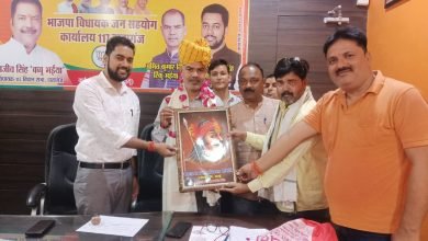 बदायूं: अमित कुमार रिंकू भईया को पगड़ी पहनाकर महाराणा प्रताप का चित्र देकर जन्मदिन की दी बधाई
