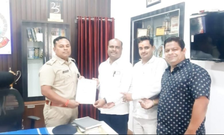 दुर्ग: भिलाई शहर में बढ़ते अपराध पर…भाजपा ने एडीशनल एसपी को सौंपा ज्ञापन… दुर्ग: भिलाई शहर में बढ़ते अपराध पर…भाजपा ने एडीशनल एसपी को सौंपा ज्ञापन…