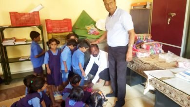 भिलाई: साई भंडारा समिति नंदिनी रोड़ द्वारा गरीब बच्चो को चप्पल वितरित किया