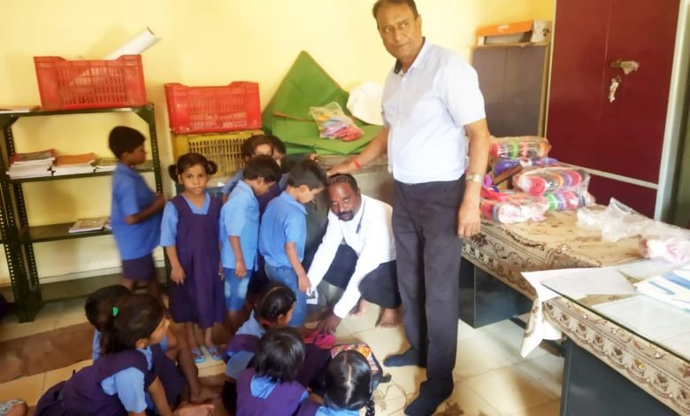 भिलाई: साई भंडारा समिति नंदिनी रोड़ द्वारा गरीब बच्चो को चप्पल वितरित किया भिलाई: साई भंडारा समिति नंदिनी रोड़ द्वारा गरीब बच्चो को चप्पल वितरित किया