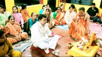 भिलाई: सावन के शिवरात्रि में देर रात तक हुई पूजा अर्चना,भाजपा पार्षद दया सिंह के साथ श्रद्धालुओं ने शिव मंदिर में भक्तों को बांटा प्रसाद