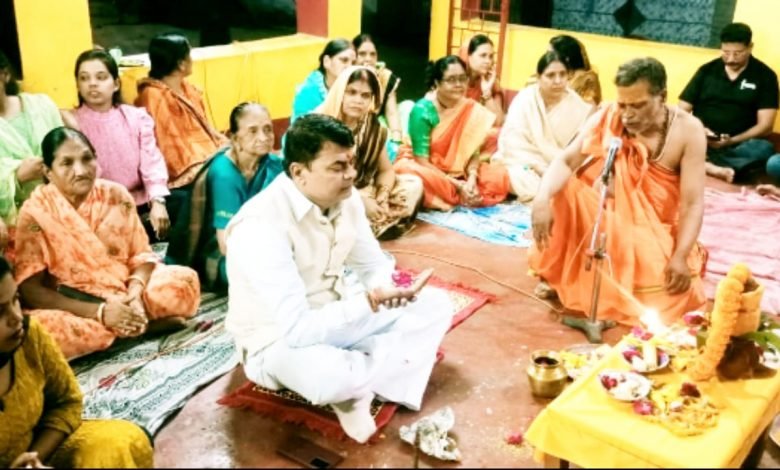 भिलाई: सावन के शिवरात्रि में देर रात तक हुई पूजा अर्चना,भाजपा पार्षद दया सिंह के साथ श्रद्धालुओं ने शिव मंदिर में भक्तों को बांटा प्रसाद