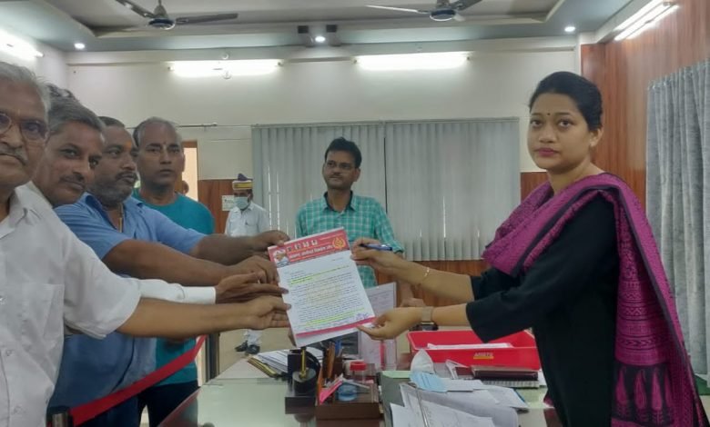 प्रदेश सरकार को नहीं है तुलसी जन्मस्थान निर्धारण करने का हक,ज्ञापन के माध्यम से कराया विरोध दर्ज प्रदेश सरकार को नहीं है तुलसी जन्मस्थान निर्धारण करने का हक,ज्ञापन के माध्यम से कराया विरोध दर्ज