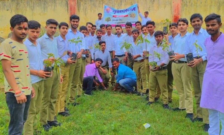 कासगंज: अखिल भारतीय विद्यार्थी परिषद ने विचार गोष्ठी के साथ किया वृक्षारोपण कासगंज: अखिल भारतीय विद्यार्थी परिषद ने विचार गोष्ठी के साथ किया वृक्षारोपण