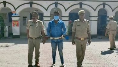 उझानी: पुलिस ने एक अभियुक्त तमंचा सहित गिरफ्तार